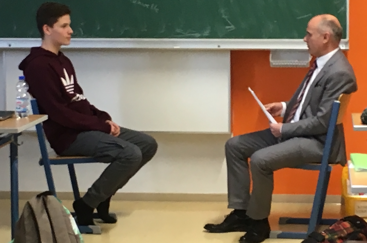 Andreas Laber führt ein Bewerbungsgespräch mit einem Schüler