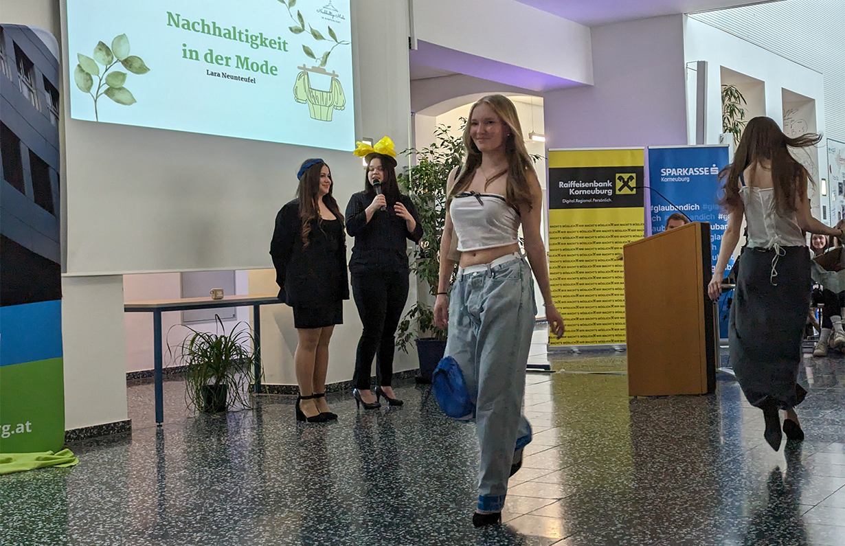 Hintergrund: Nejla Osmanagic, Lara Neunteufel; Vordergrund: Joy Churfürst, Leonie Unger;