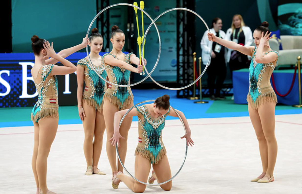 Rhythmische Sportgymnastik: Athletinnen mit Reifen und Keulen bei einem Wettkampf in Graz.